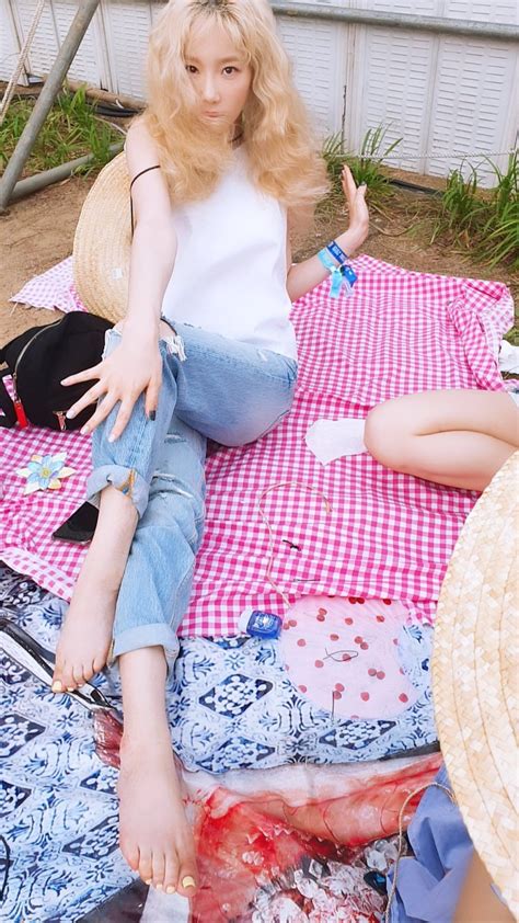 taeyeon feet|SNSD .